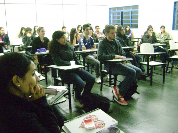 Aulas são realizadas no prédio da UEMG  (Foto: Daniel Souza Luz)