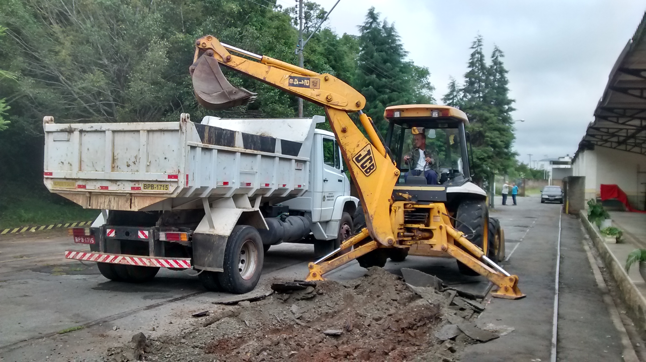 O serviço é realizado pela Secretaria de Obras, sob supervisão da Secretaria de Turismo (foto: Prefeitura de Poços de Caldas).