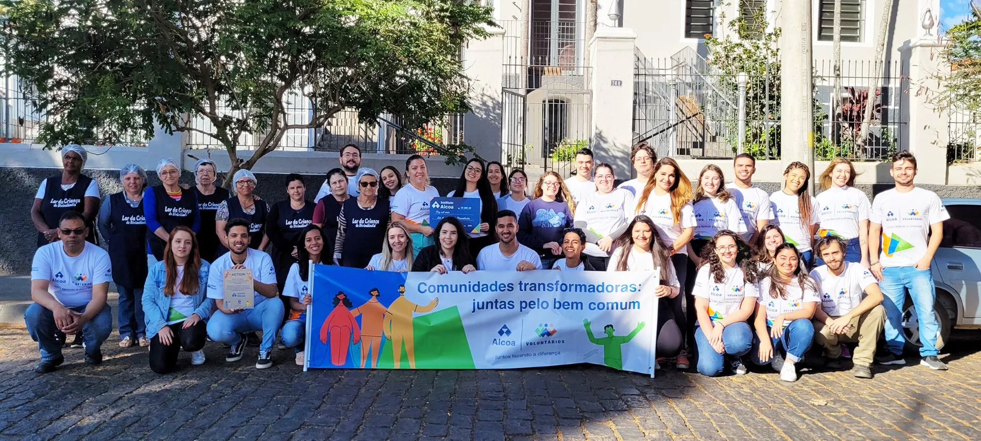 Estagiários e trainees da Alcoa Poços realizam ação voluntária em