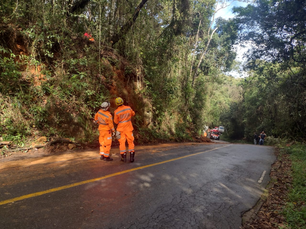 Bombeiros analisam riscos