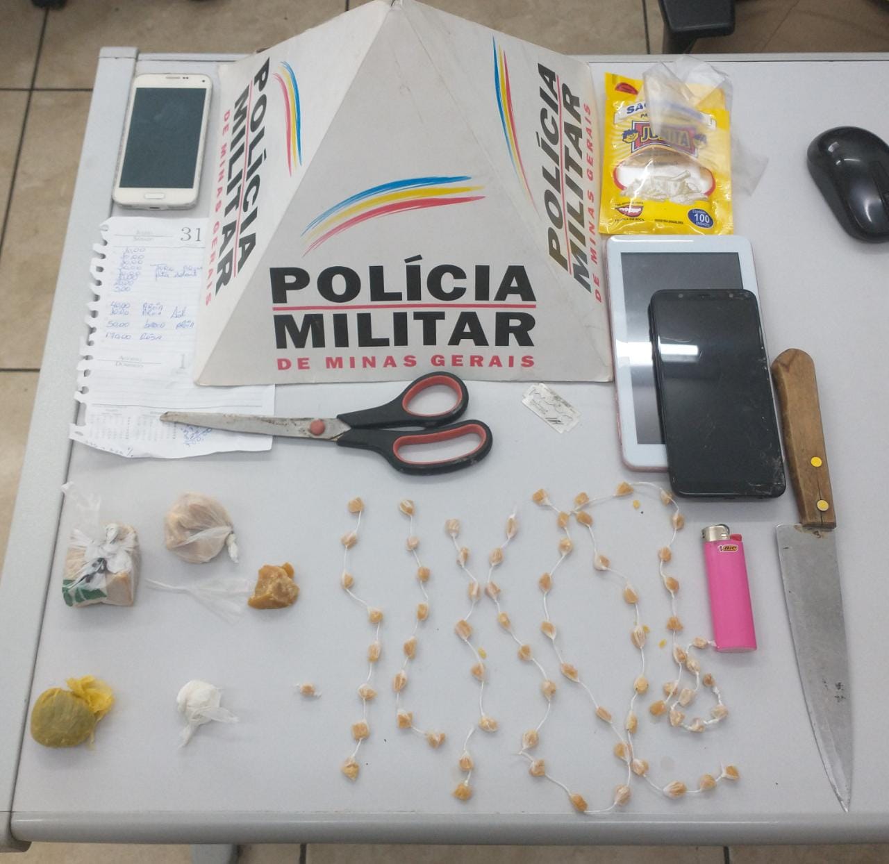 Drogas foram apreendidas na casa de onde homem fugiu (foto:PM)