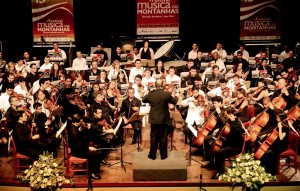Leon Burke rege orquestra sinfônica do FMM