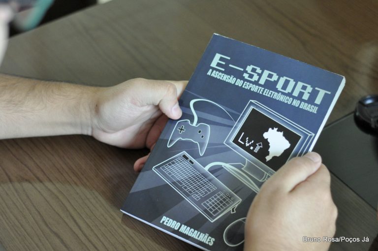 Jornalista poços-caldense escreve livro sobre esporte eletrônico