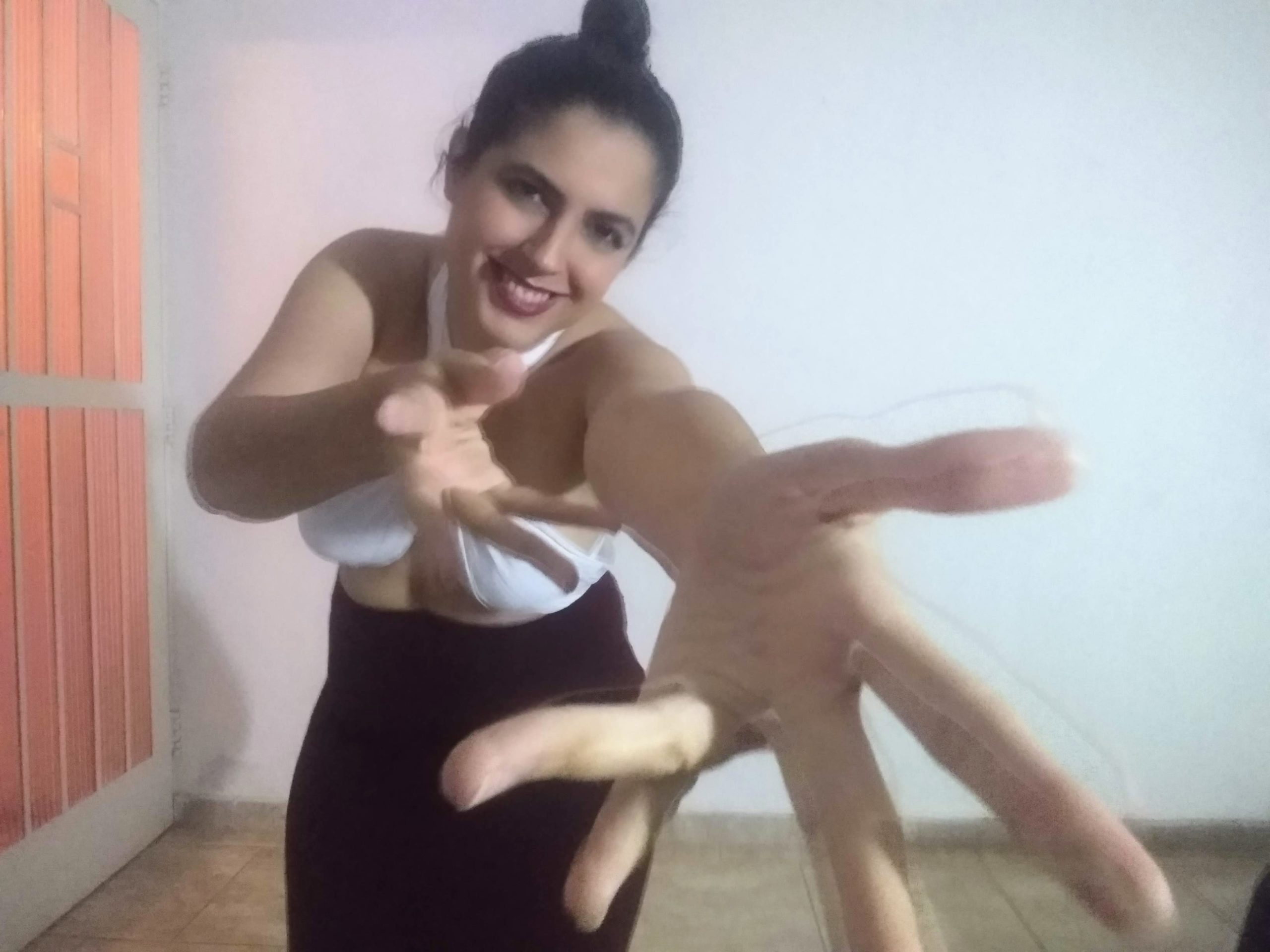 Atriz Camila Ribeiro, em cena do espetáculo "Carta ao meu corpo" (foto: divulgação)