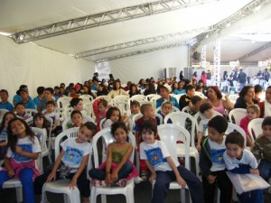 Contação de Histórias faz sucesso na Feira do Livro
