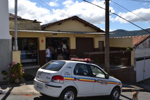 Mercearia é assaltada à mão armada
