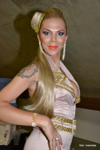 Transexual é assassinada dentro de casa
