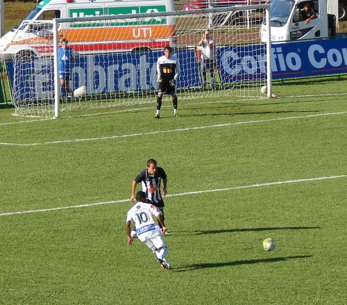 Caldense enfrenta o Galo de olho no G-4
