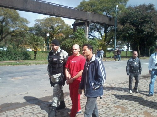 Polícia faz reconstituição da noite em que corpo caiu no rio