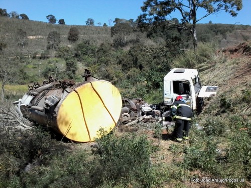Motorista joga caminhão em barranco da BR-146
