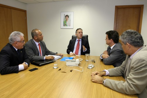 Prefeito e deputados buscam recursos no Ministério das Cidades