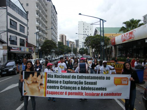 Jovens participam de passeata contra exploração sexual