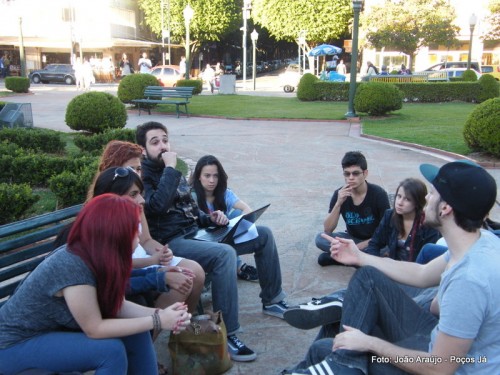 Jovens discutem próxima manifestação