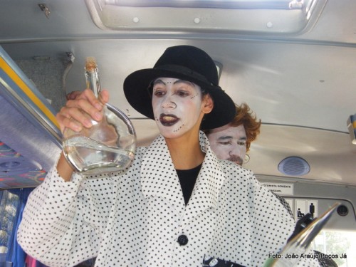 Atores contam a história de Poços dentro de ônibus