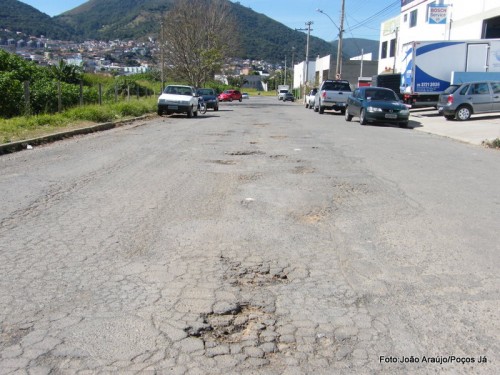 Rua do Jardim Elvira Dias tem mais de 40 buracos