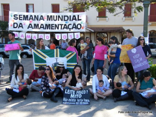 Mães promovem mamaço na Praça Pedro Sanches