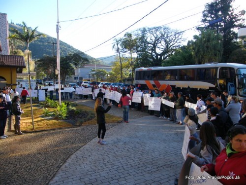 Protesto reúne familiares e alunos da Apae