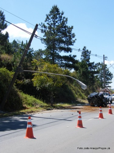 Carro bate em poste e capota na João Pinheiro