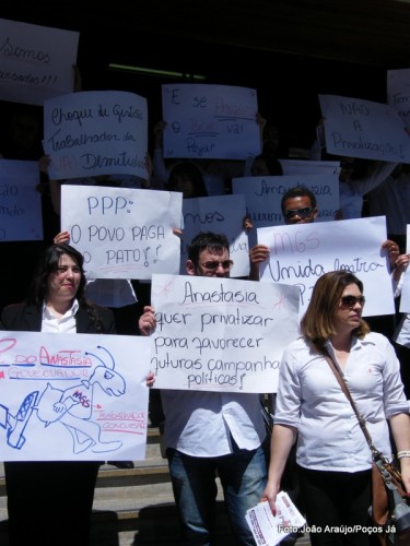 Funcionários protestam e paralisam serviços do UAI