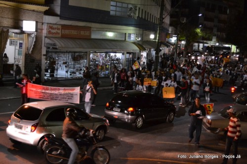 Manifestação reúne cerca de 100 pessoas