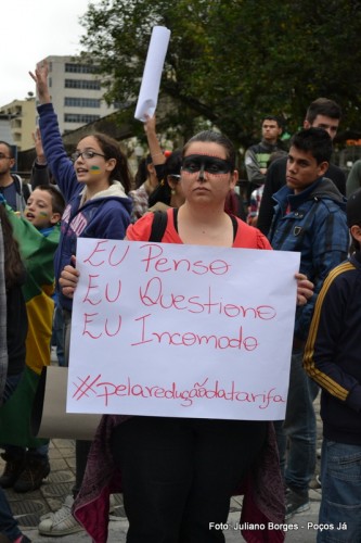 Manifestantes protestam no Terminal