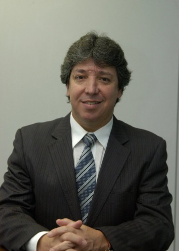 Secretário de Estado de Saúde lança em Poços publicação sobre câncer