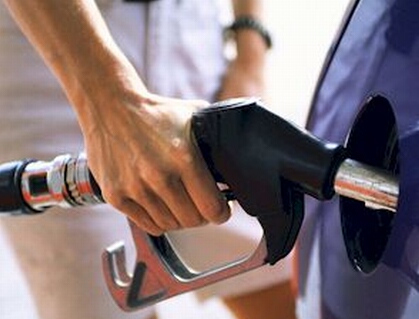 Preço da gasolina cai, etanol e diesel ficam estáveis