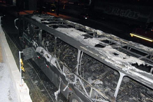 Ônibus é destruído durante a madrugada