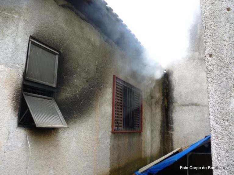 Incêndio destrói casa no Jardim Contorno