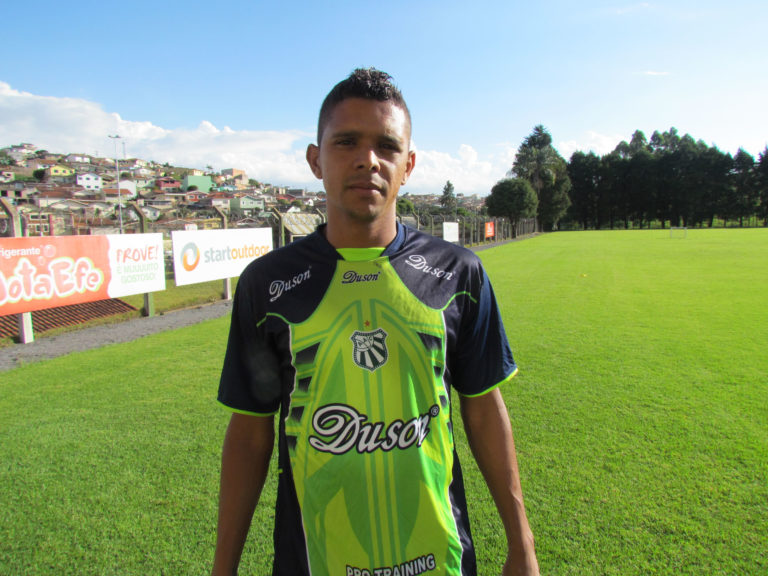 Caldense apresenta atacante Maycon