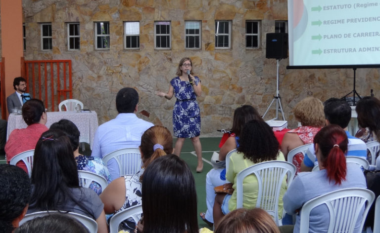 Servidores participam de reunião para debater regime estatutário