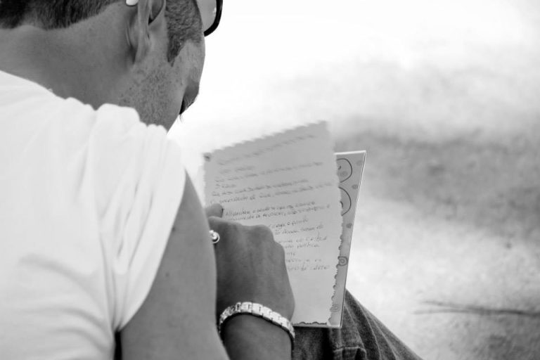 ‘Esquina’ celebra poesia e arte em bar de Poços de Caldas