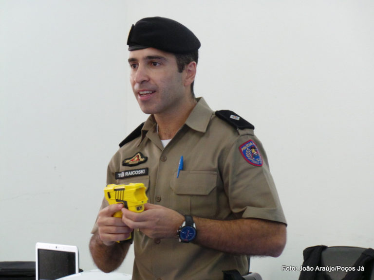 Policiais participam de curso para operar pistola de choque elétrico