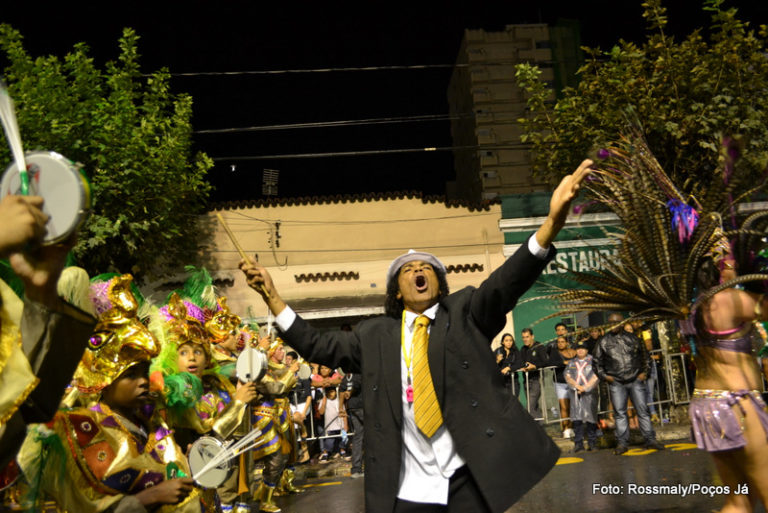 Campeãs desfilam na Passarela do Samba