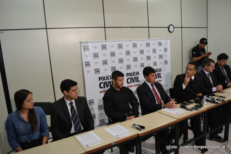 Polícia apresenta suspeitos de matar funcionária pública