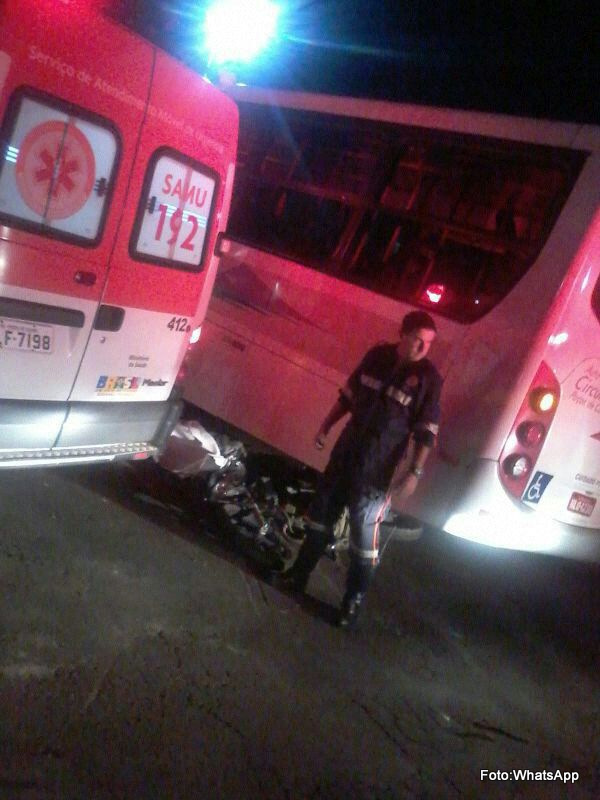 Servente de pedreiro morre após bater em ônibus