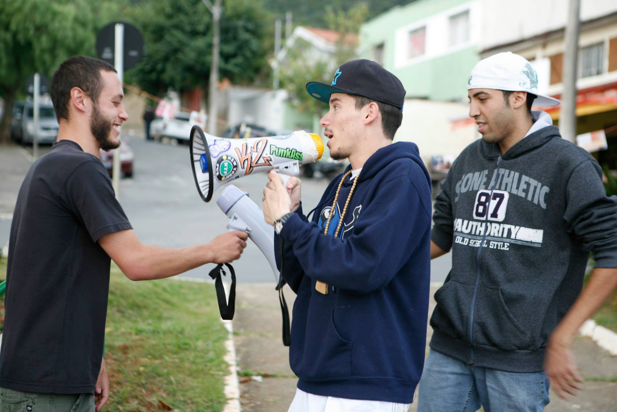 Coletivo #Esquina distribui poesias no Centro da cidade durante Julhofest 