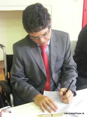 Secretário de Atenção à Saúde assina o documento, no Espaço Cultural da Urca.