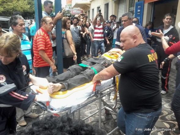 Rapaz baleado é socorrida pelo Samu. 