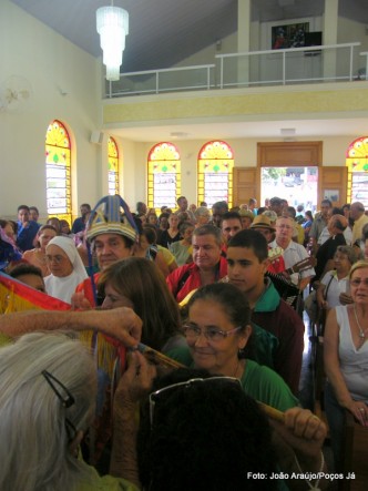 Olinda coloca as fitas na bandeira.