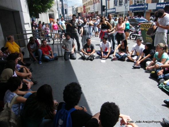Grupo se reuniu na rua Assis Figueiredo.