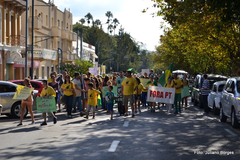 Trezentos manifestantes se reúnem em segundo protesto