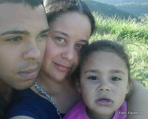 Rapaz mata esposa e filha de três anos
