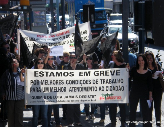 Servidores do INSS fazem passeata no Centro de Poços