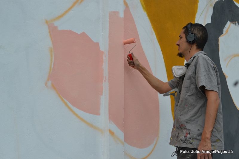 Grafiteiro pinta fachada do Sesc