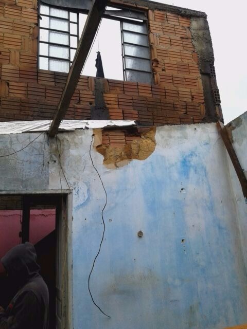 Chuva destelha casa e deixa moradores desabrigados