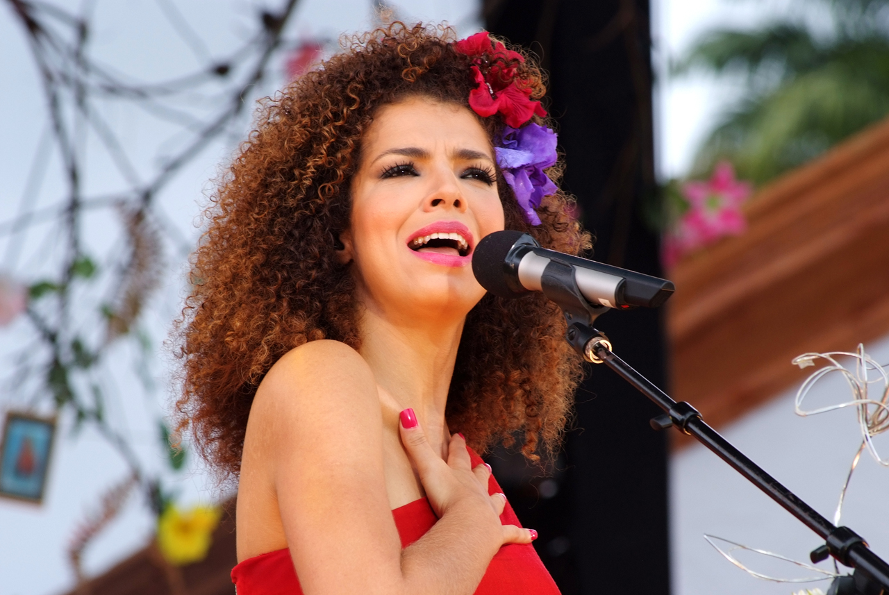 Show de Vanessa da Mata é adiado para novembro