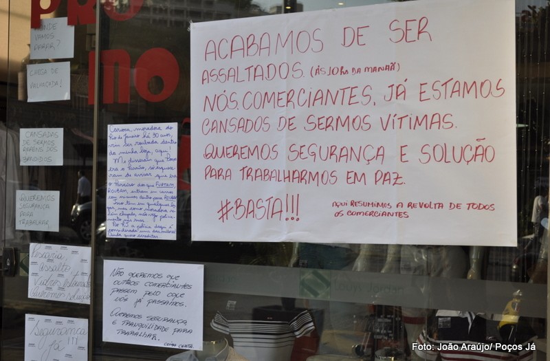 Loja é assaltada à mão armada no Centro de Poços