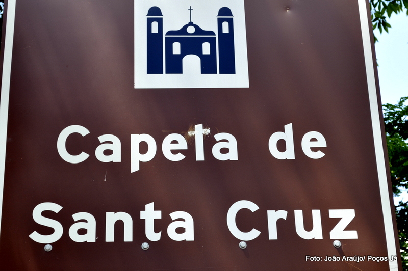 Placa de sinalização turística é danificada