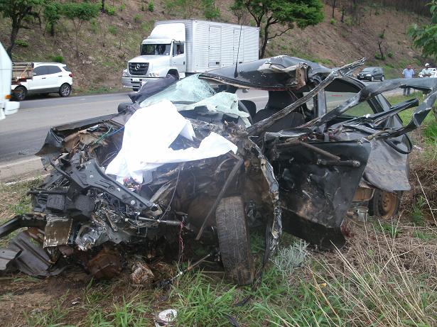 Homem morre após bater carro em caminhão